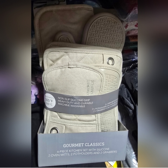 Other - New. Gourmet Classics, 6-PC Kitchen Set with Silicone 2 Oven Mitts 2 Pot Holders